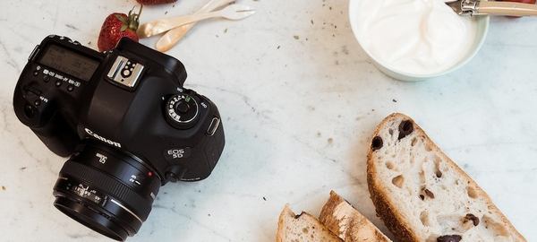 Un appareil photo posé sur une table de cuisine