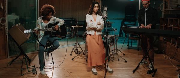 Un groupe de musiciens avec leurs instruments