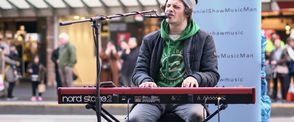 Un musicien qui joue dans la rue