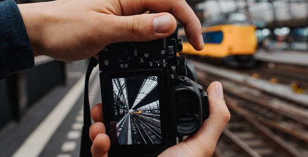 Un homme qui photographie un train