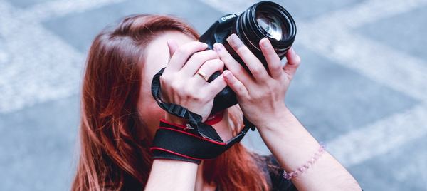 Une jeune femme prend des photos