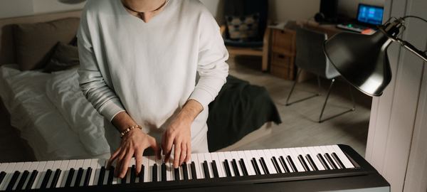 Un musicien dans sa chambre et studio