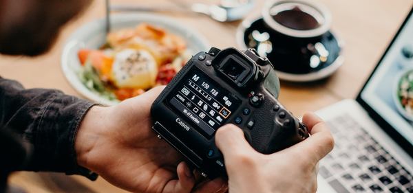 Un photographe qui règle son appareil photo