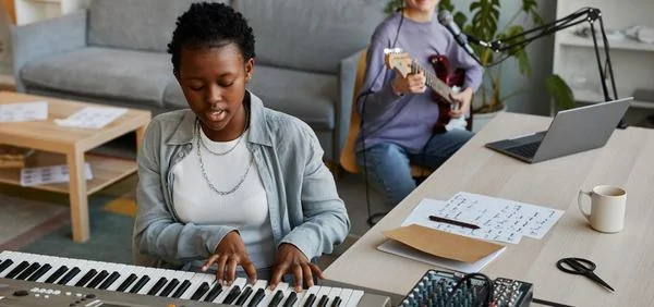 Une jeune femme qui joue au synthétiseur