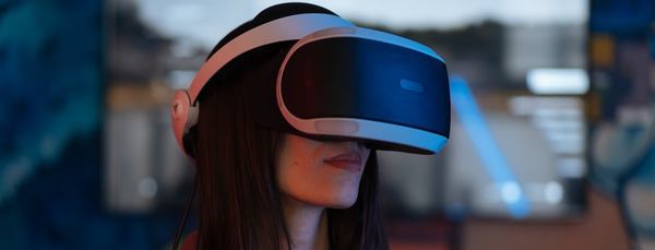 Une belle femme porte un casque VR haut de gamme