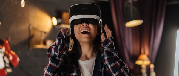 Une fille heureuse de regarder un film avec casque VR