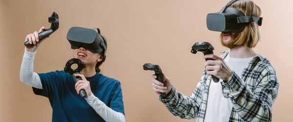 un homme et une femme qui jouent en portant des lunettes VR