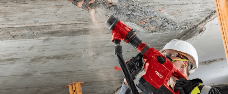 homme travaillant avec un marteau piqueur 