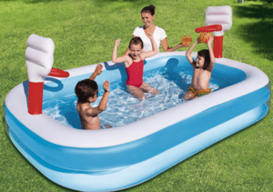 enfants jouent dans une piscine gonflable 