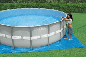 femme remplit une piscine autoportée