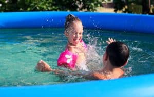 deux enfants dans une piscine gonflable 