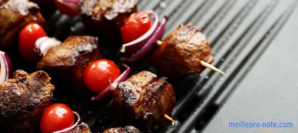 Un grill électrique et des brochettes bien grillées 