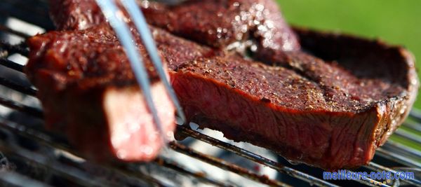 Des steaks bien frais sur un grill électrique