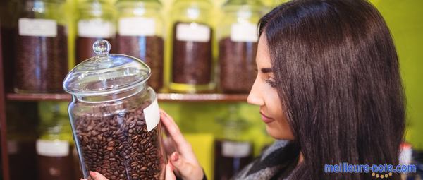 une femme tient un bocal de café