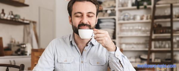 un homme boit son café