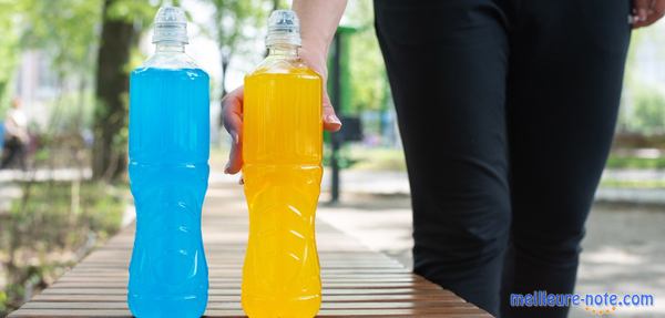 Une femme choisit la boisson énergétique orange