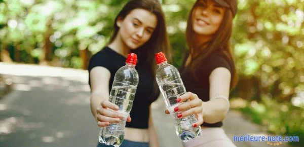 deux femmes tenaient de l'eau