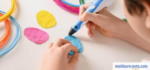 un enfant utilise un stylo 3D