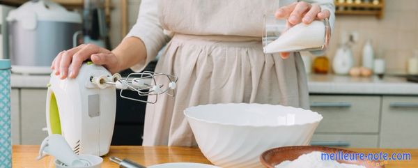 Un femme qui prépare une crème avec un batteur électrique