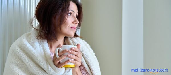 une femme froid prend son thé