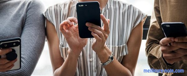 Des personnes qui tenant des téléphones