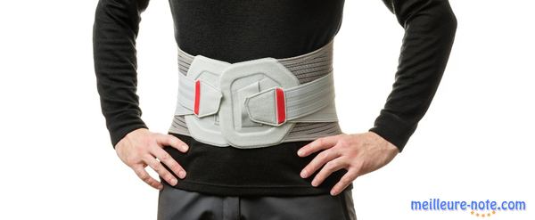 un homme porte une ceinture 