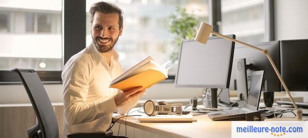 Un homme qui travaille avec le sourire