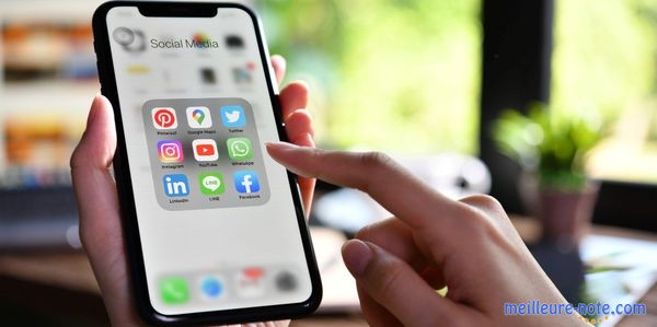 Une femme qui tient un téléphone