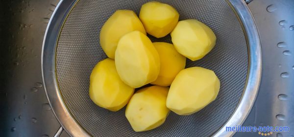 Une passoire et des pommes de terre dedans