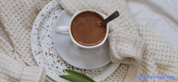 Une tasse remplie de chocolat chaud