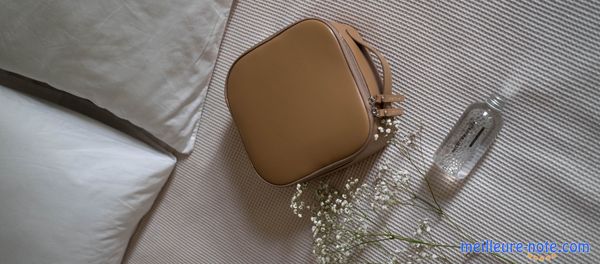 Une belle trousse de maquillage marron en carré