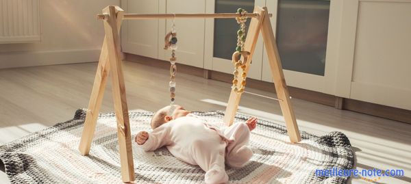 Un bébé et un tapis d'éveil avec des jouer