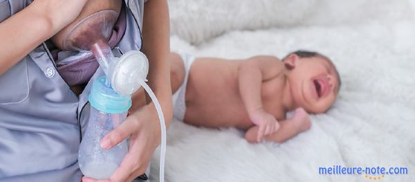 une maman utilise un pompe lait