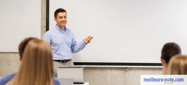 un homme qui fait une présentation