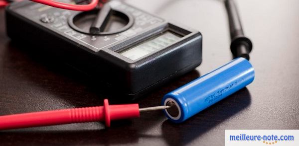 un appareil de mesure qui teste une pile rechargeable