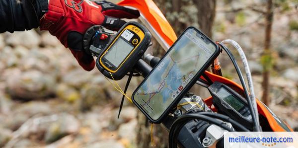 un téléphone avec son GPS sur une moto