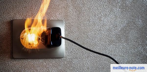 Une prise électrique en feu