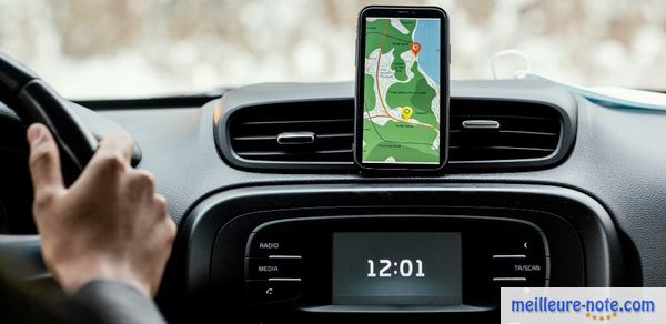 un téléphone avec GPS dans une voiture