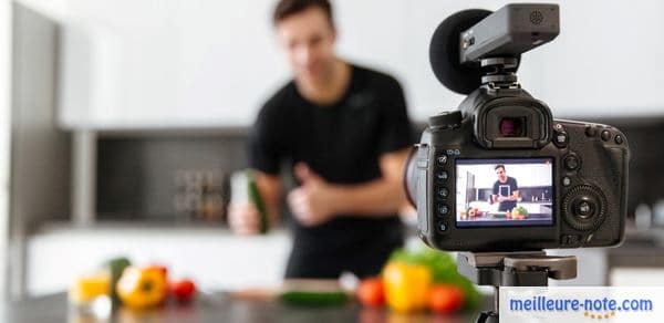 un homme fait un reportage vidéo