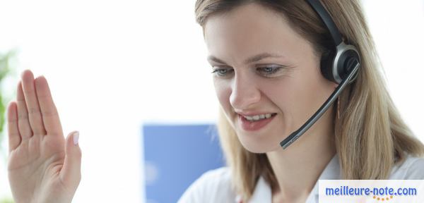 une femme sourit avec un casque