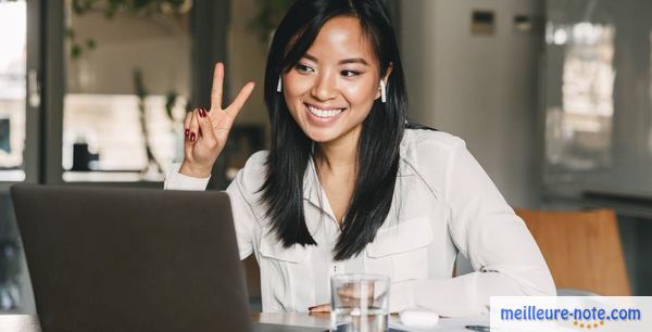 une femme souriante met deux oreillette