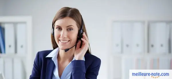 une femme travaille avec son casque