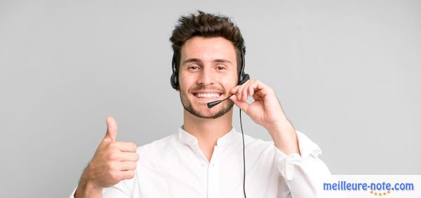 un homme sourit avec son casque