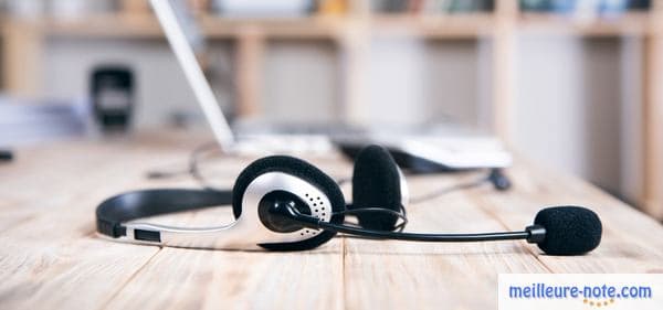 un micro-casque sur une table