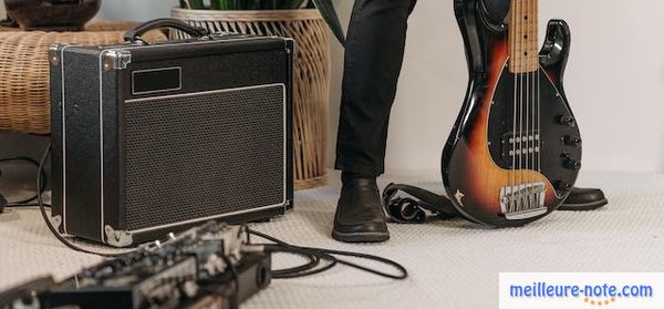 un homme avec une guitare près d'un ampli 