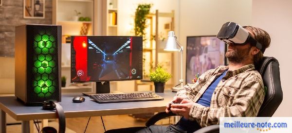 Un homme sur son bureau de gamer