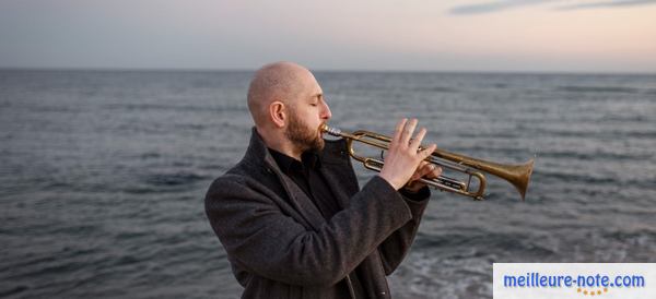 un musicien au bord de la mer