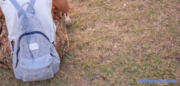 Une femme qui fait pipi à l'extérieur