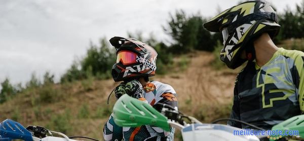 deux hommes avec leur casque