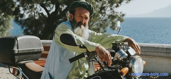 un vieux monsieur et sa moto